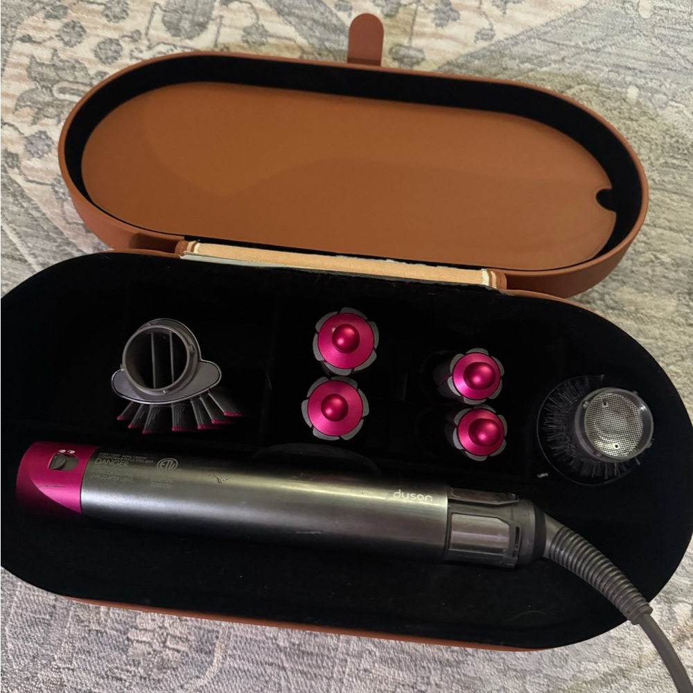 Dyson Airwrap Original ✨
Comes with attachments pictured. 
Euc authentic!